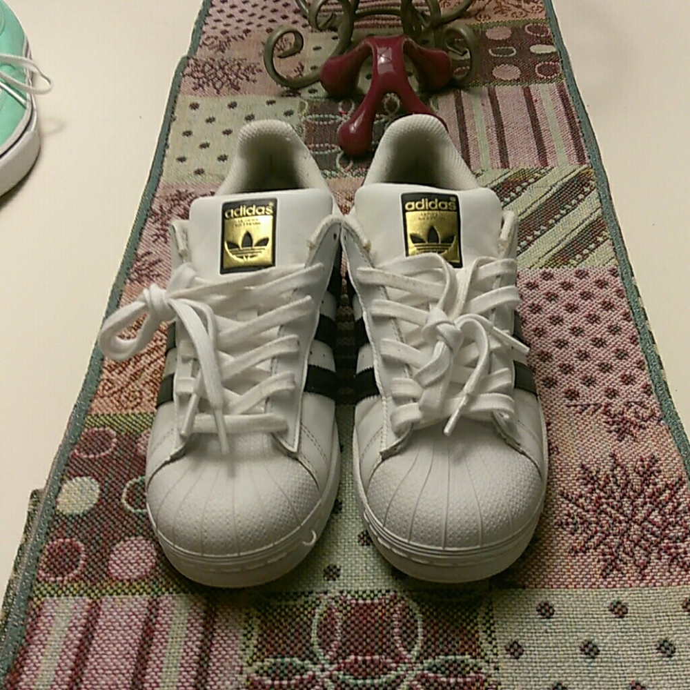 Size 8 womens adidas sneakers